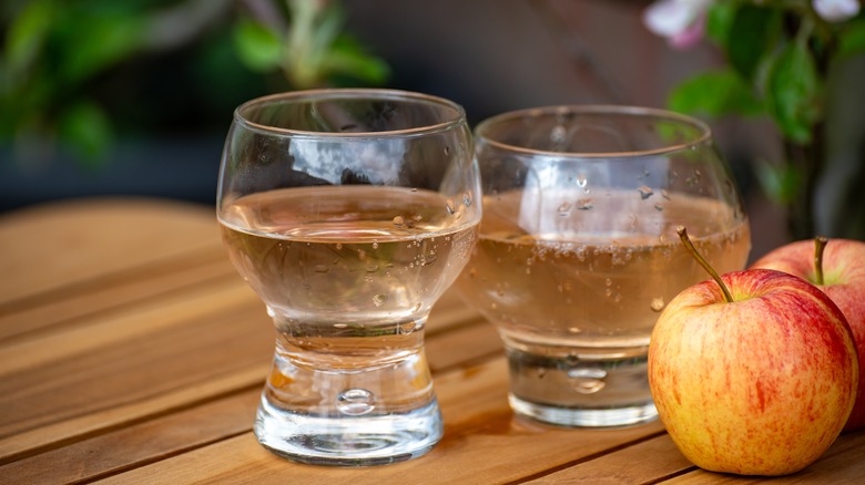 cider in glasses with apples